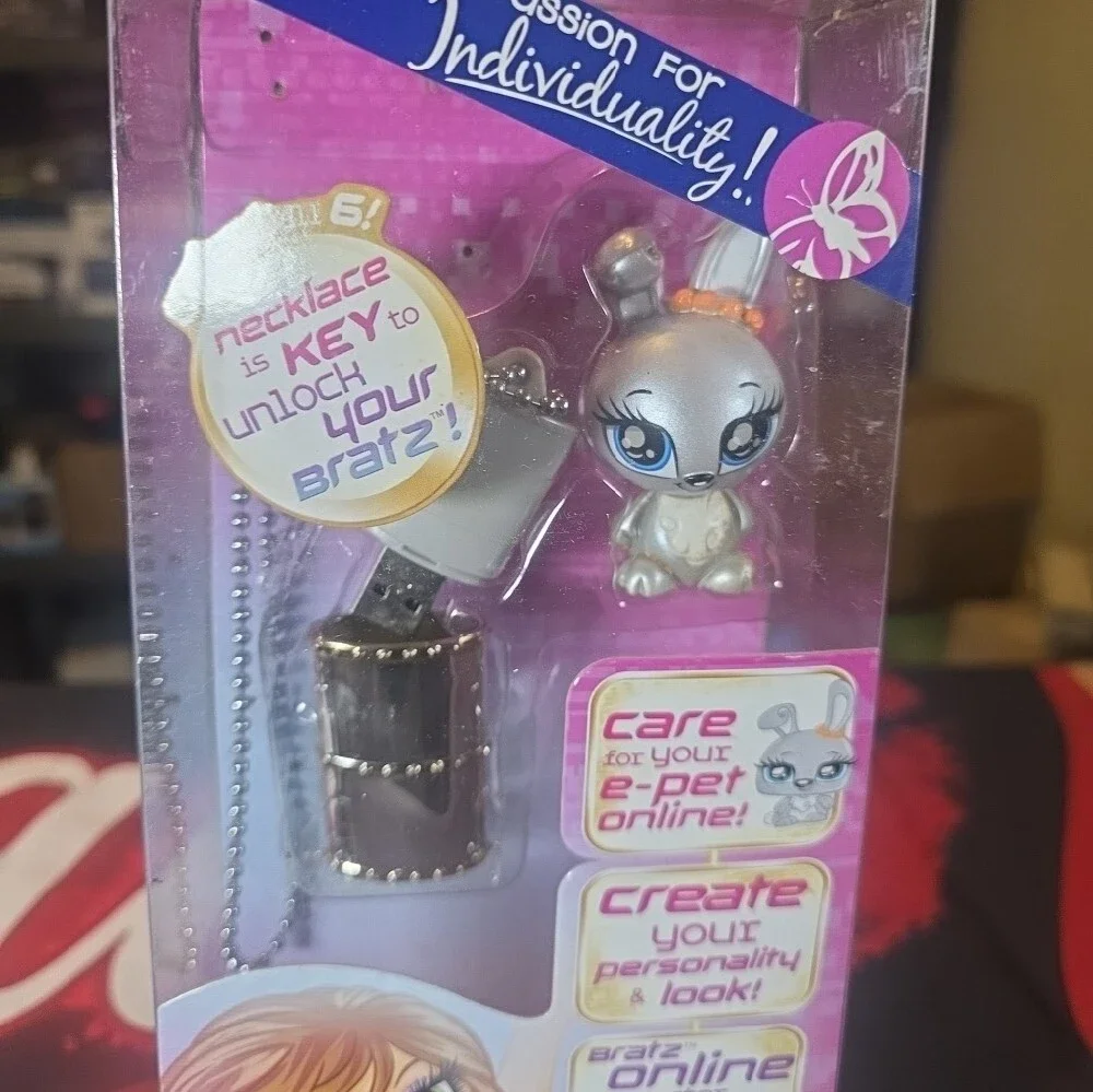 BRATZ USBDrive & Silver Bunny Charm - Pink Packaging